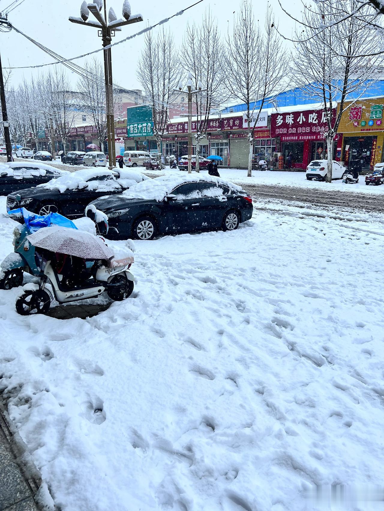 前两天还是25度的艳阳天，转眼就大雪纷飞，这戏剧性的天气[汗]所以你看，生命旅程