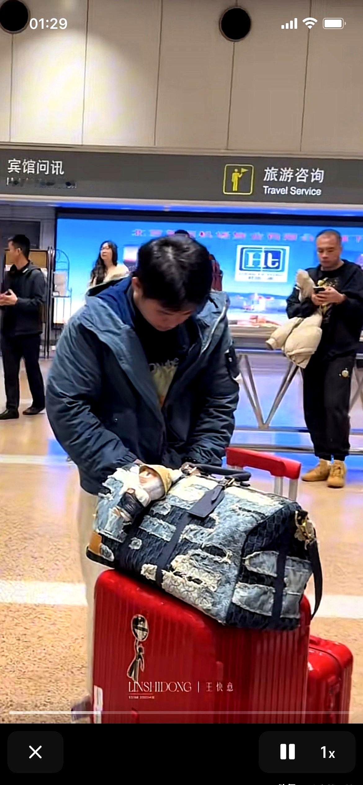 小石头林诗栋回到北京了

他这次换了红色提包还挂着娃娃，知道北京冷赶紧拉上拉链，