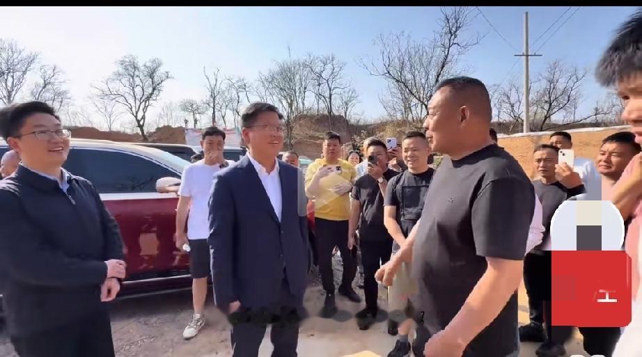 刷到胖东来于东来的这段视频，在炎炎烈日下，群众和老于都身着短袖T恤。
     
