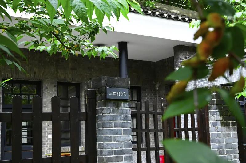 学校提拔校长副校长，一般都不会看职称。医院提拔院长副院长一般都要看职称。这种现象
