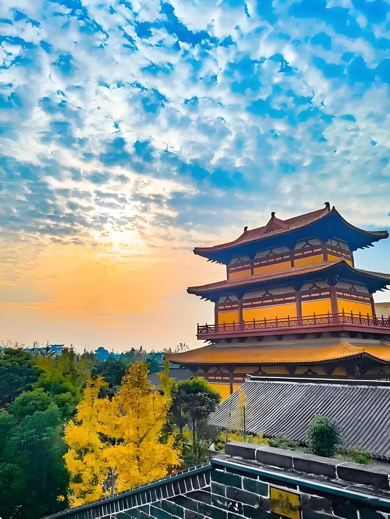 《长安早秋》
——唐·子兰
风舞槐花落御沟，
终南山色入城秋。
门门走马征兵急，