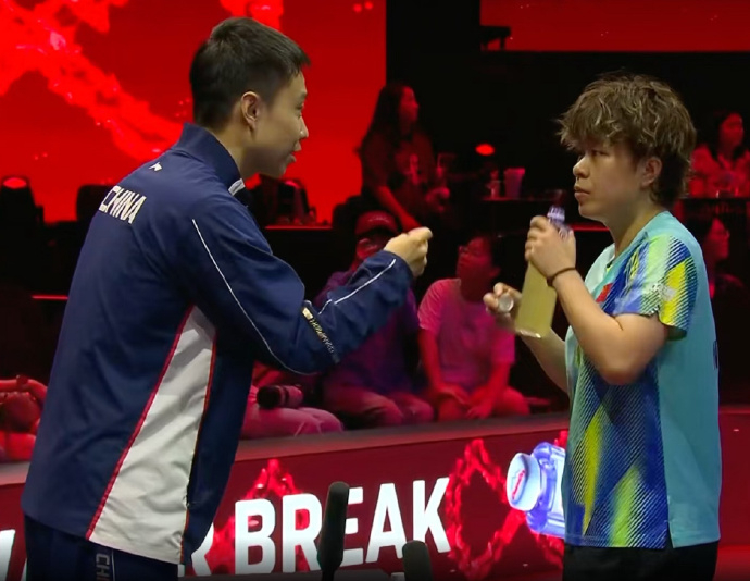 王艺迪新发型亮相赛场王艺迪场外指导于子洋 过年烫的头，今天终于亮相赛场了！🏓王