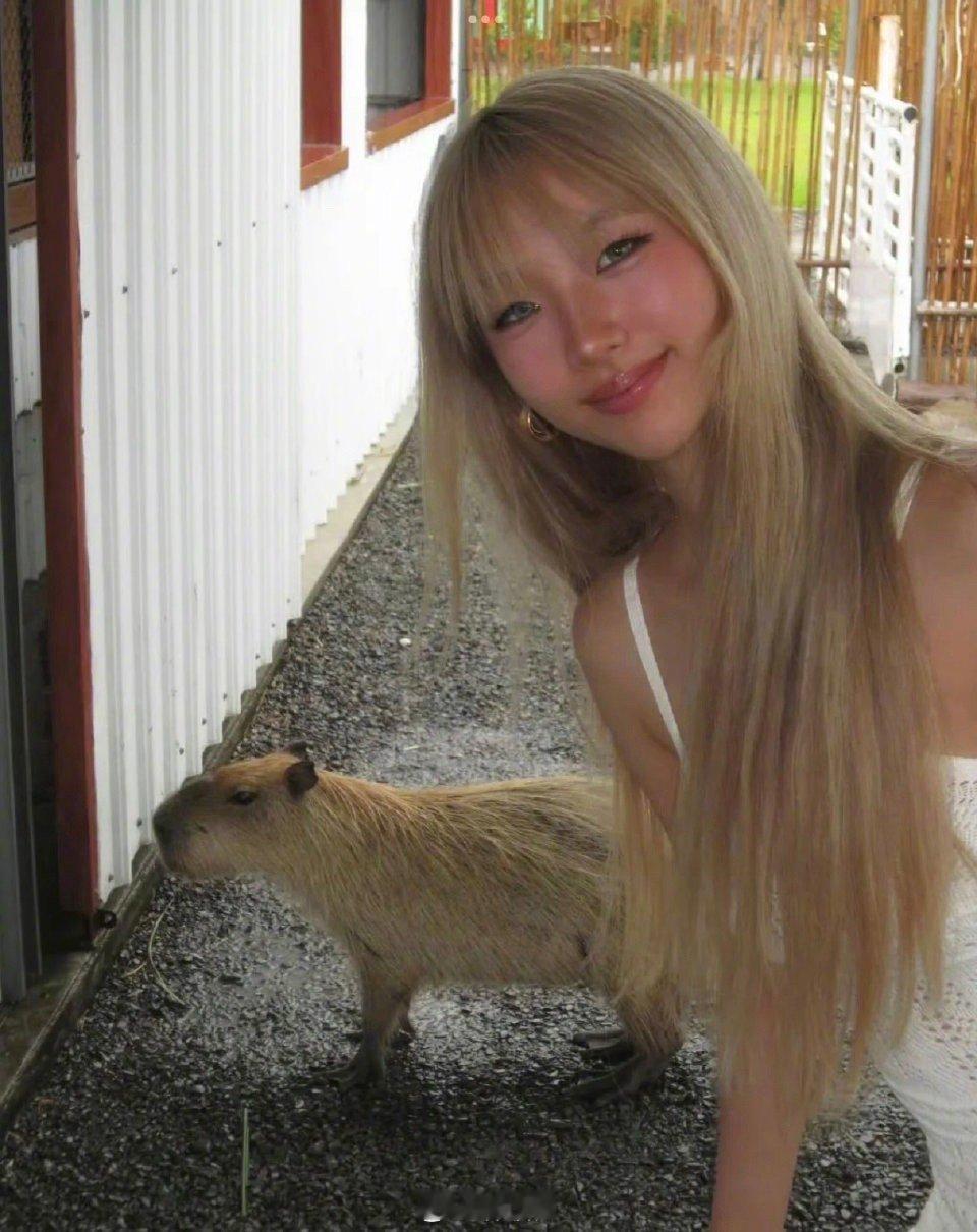 毕竟她们妈妈更是美小S大女儿金发 ​​​