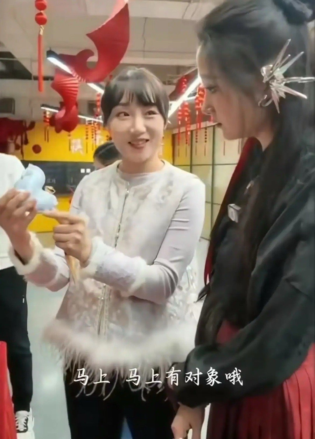 关晓彤婉拒马上有对象玩偶，场面一度很尴尬…… 