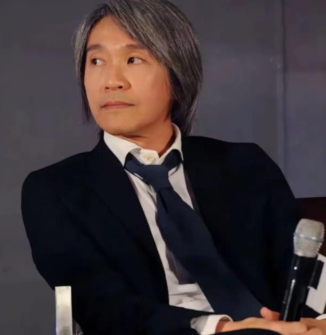 2010年，主持人问冯小刚：“娱乐圈里，你最看不惯的人是谁？”冯小刚脱囗而出：“