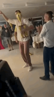 约基奇再拿一冠，庆祝赛马夺冠手舞足蹈，比NBA夺冠激动多了！
日前约基奇已宣布不