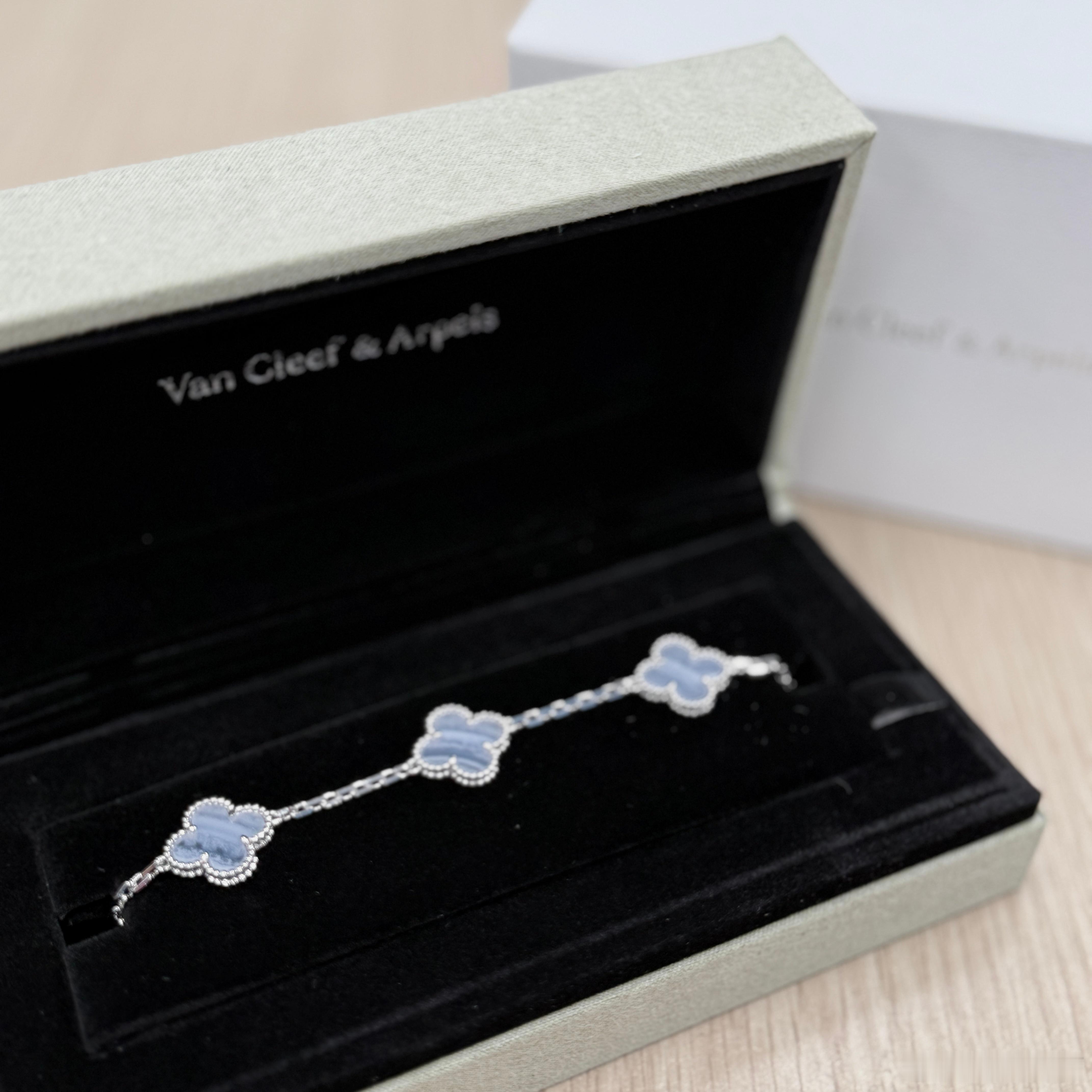 喜欢一切亮晶晶的 