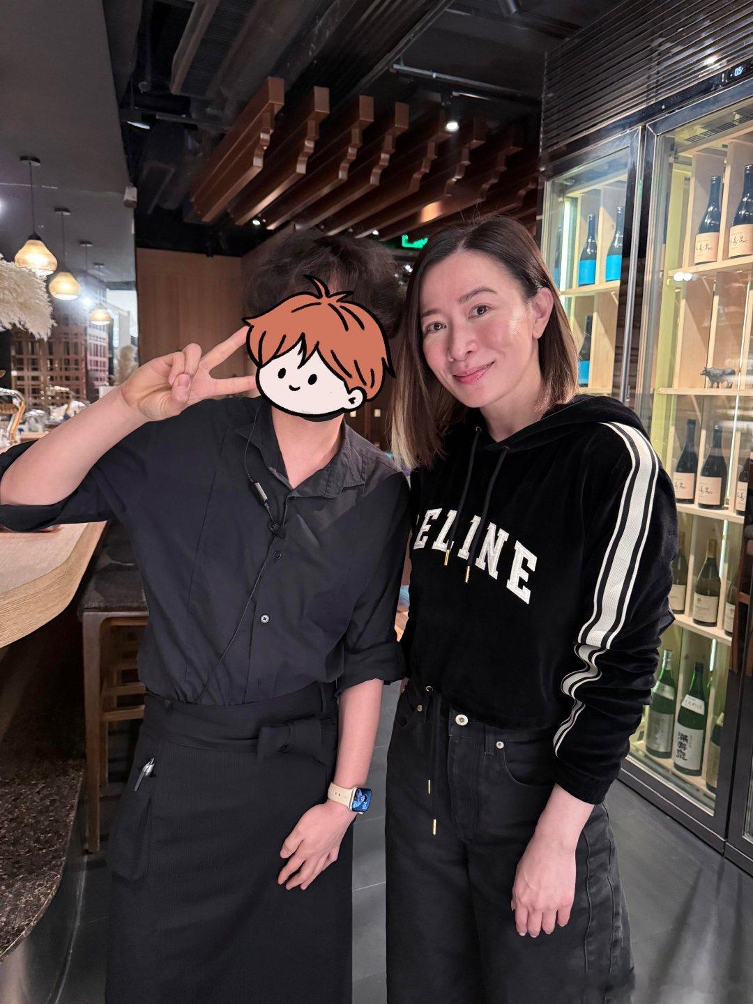 深圳偶遇佘诗曼网友深圳偶遇佘诗曼 网友深圳偶遇佘诗曼，素颜感拉满还这么精致，穿得