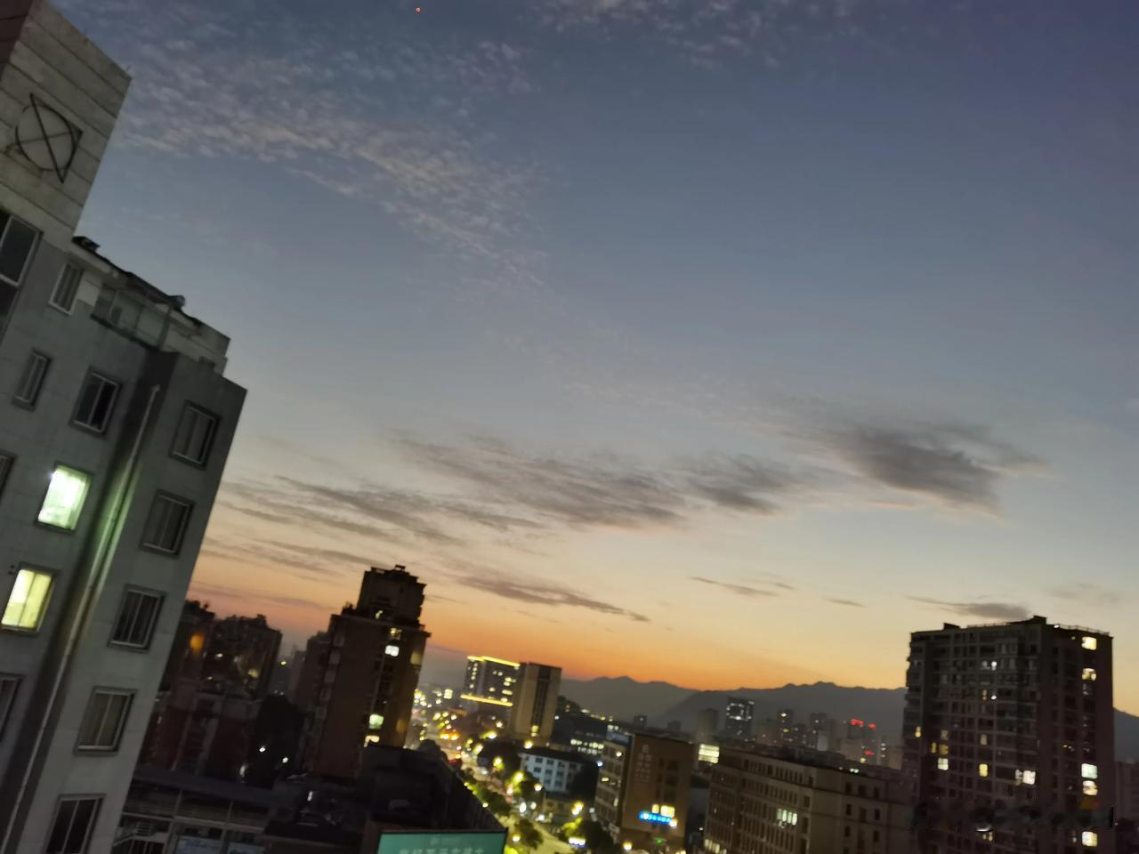 夕阳余晖，城市繁华。人生如烟云，不必千千结