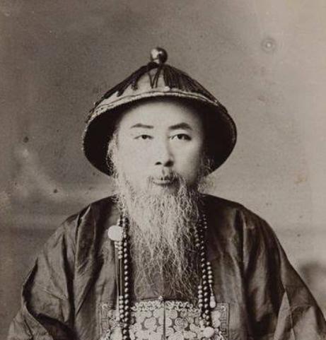 1885年，一个因弹劾李鸿章被连降五级、最终被罢官的翰林，收拾行囊离开京城。临走