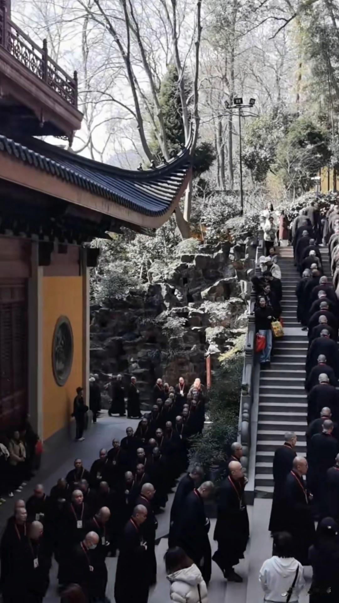 好多和尚，像大部队，你说这像一个连还是一个营的规模？