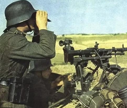 老狼原创；最后一战。富金山，大别山北部余脉的一个支点，往西是武汉的北部门户信阳，西南沿着麻城穿过大别山通道可以直取武汉，自古以来就是大别山区的兵家必争之地。为了保卫大武汉，德械师36师2万人在富金山迎击日寇两个师团6万余人，这也是这群国军精锐德械最荣耀的一战，也是最后一战。他们鏖战十天十夜，以几乎全军覆没的代价伤敌两万五千余人，日军在富金山丢下4000具尸体，36师由两万人的部队剩至800人。德械师从此成为绝唱悲壮的德械师