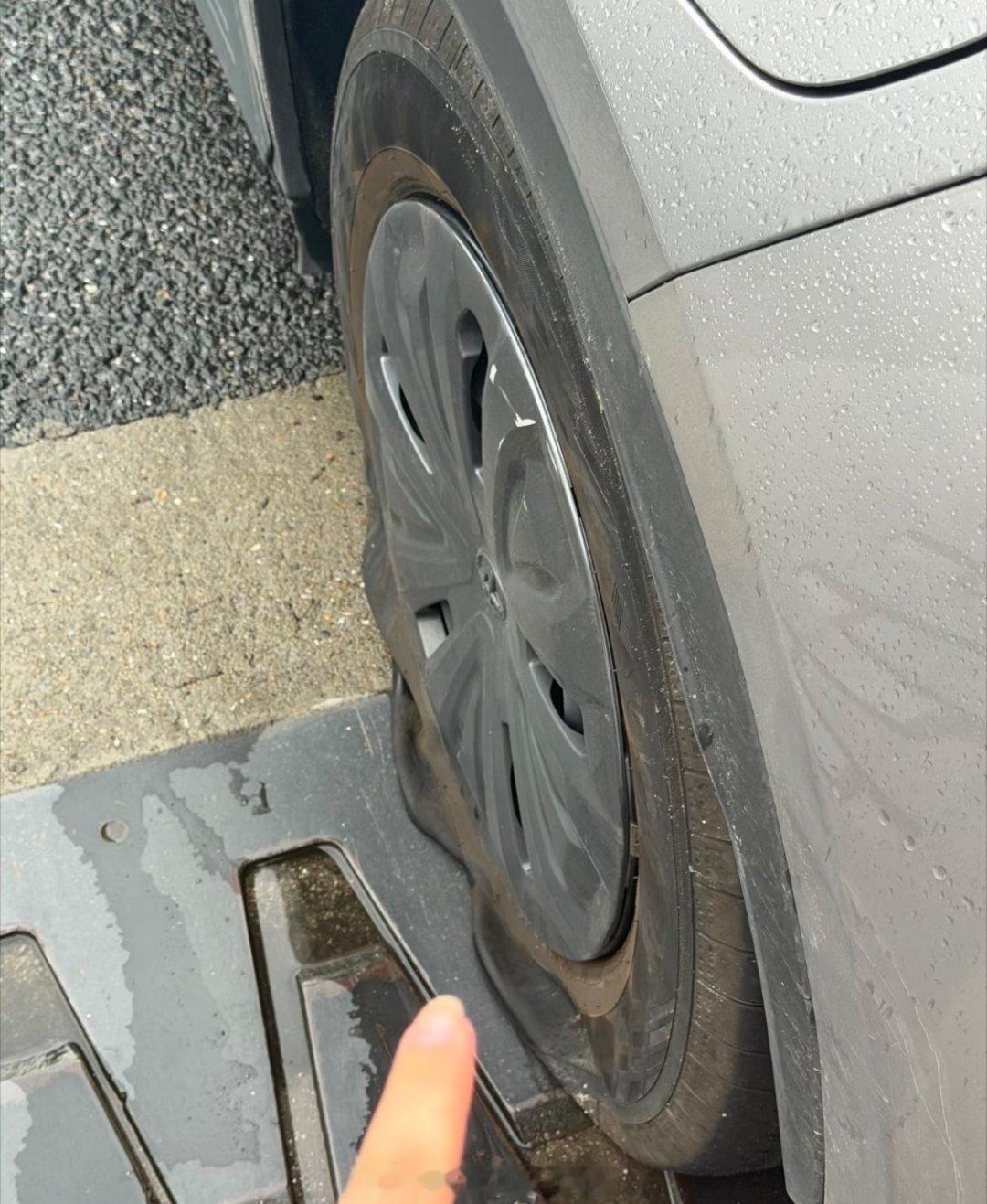 暴雨高架上两女生车辆爆胎被困，久等救援无果冒雨徒步尽然偶遇刚提小鹏GX的杜海涛在