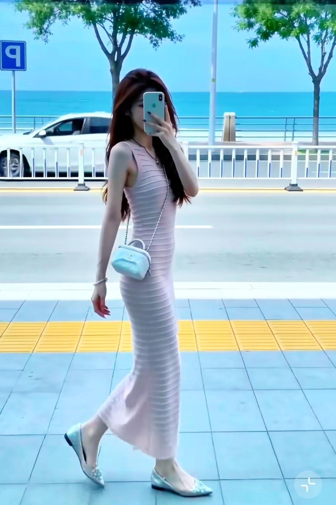 春天里
这样的穿衣风格也不错

照片应该是没有拉长