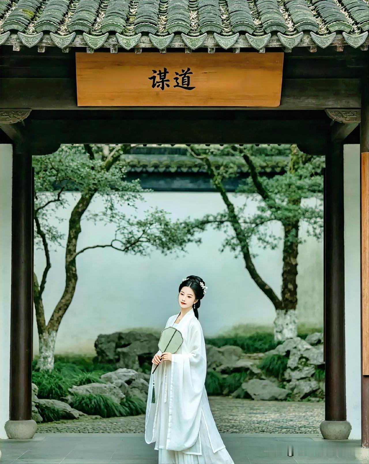 下联：雨洗清秋凭画阑
上联：有请雅士[玫瑰][玫瑰][玫瑰]