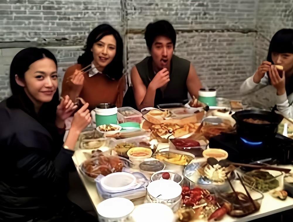 2011年11月份，陈红、赵又廷、高圆圆、姚晨、王珞丹等演员，在电影《搜索》剧组