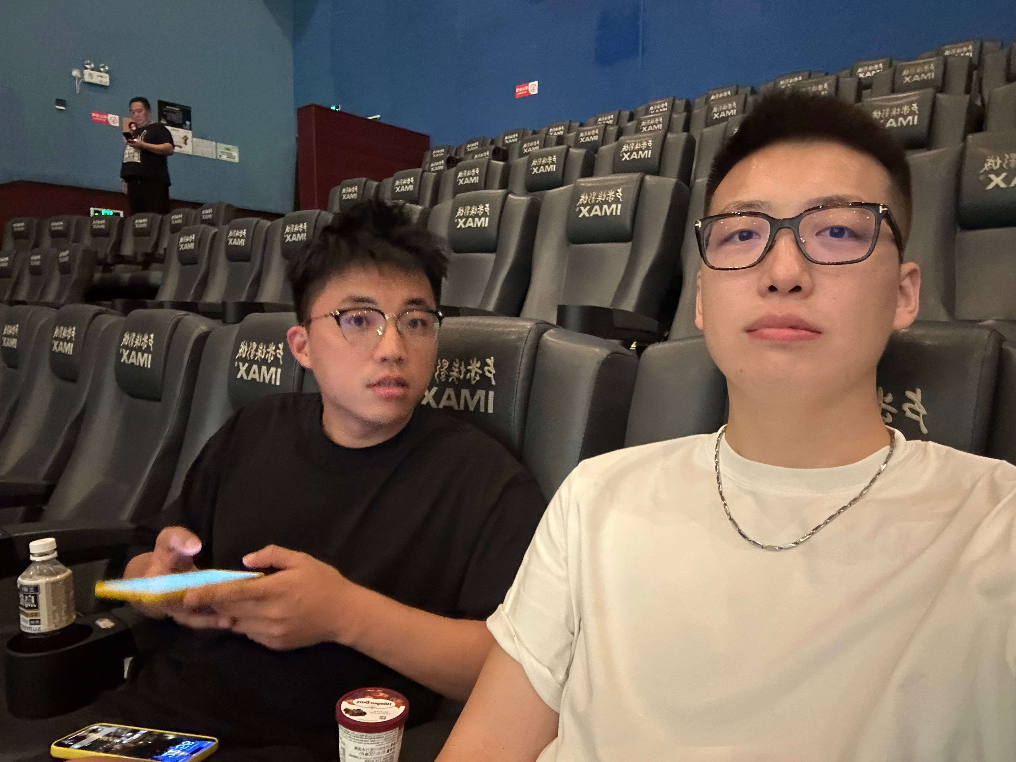 我跟我对象俩人看电影，结果碰见这老登还非得让我请他吃哈根达斯[微笑]  ​​​