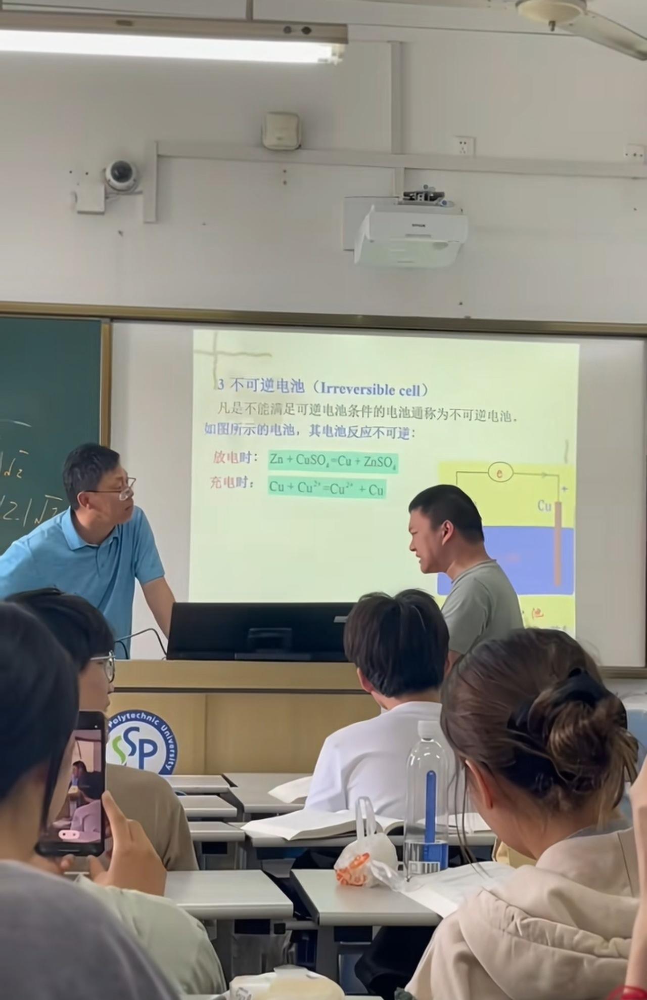 上海某校沙哥的这位老师，不光冷静情商高，人家化解舆情的水平，也能入选教科书！
就