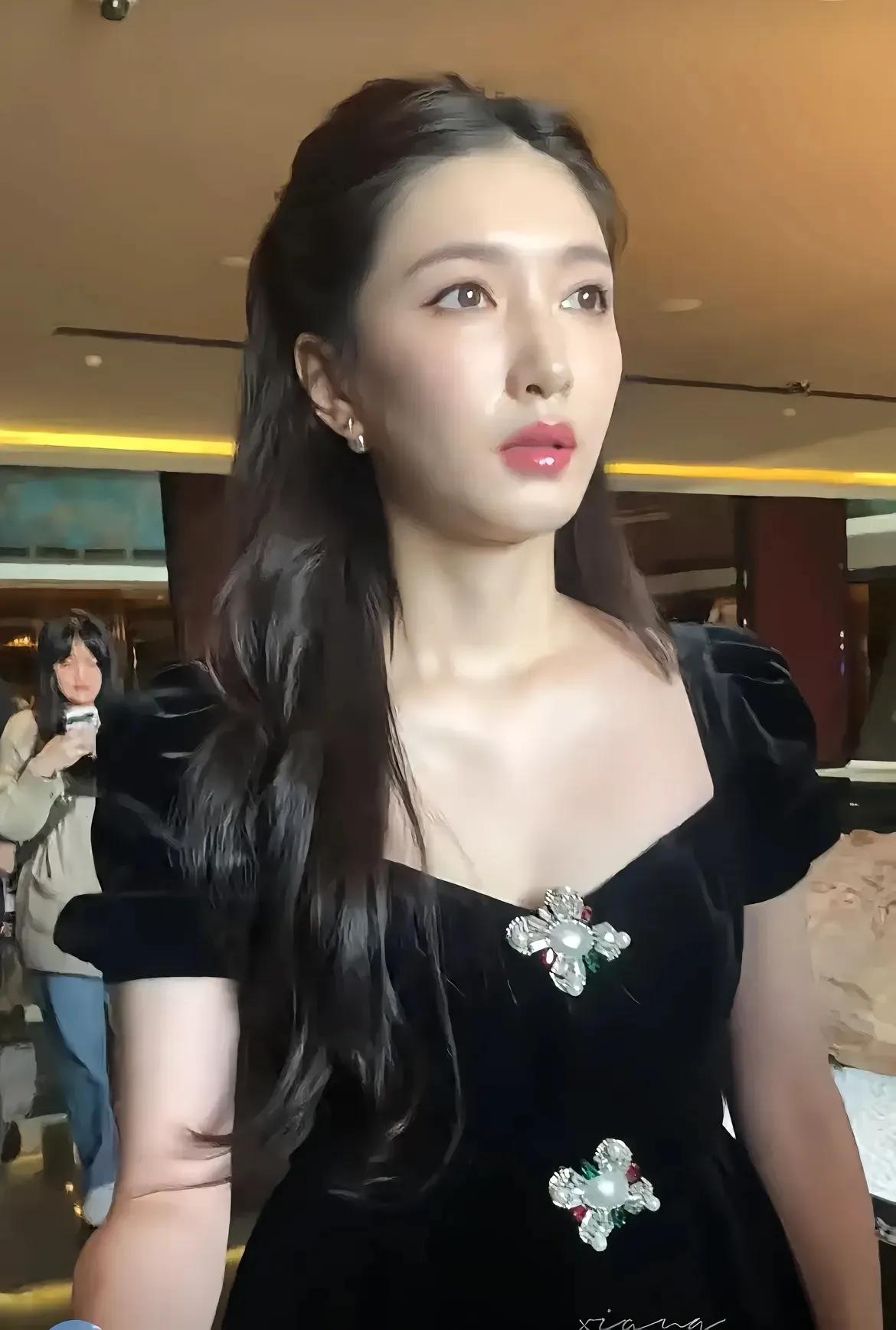 江疏影生图，看着脸型饱满了很多，有一点微肿的感觉，不过确实显得年轻了！
穿黑色泡