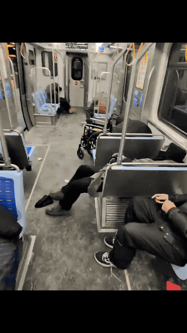 寒潮光临美国：流浪汉都躲进地铁以防被低温斩杀！这是美国网友拍摄的芝加哥地铁的场景
