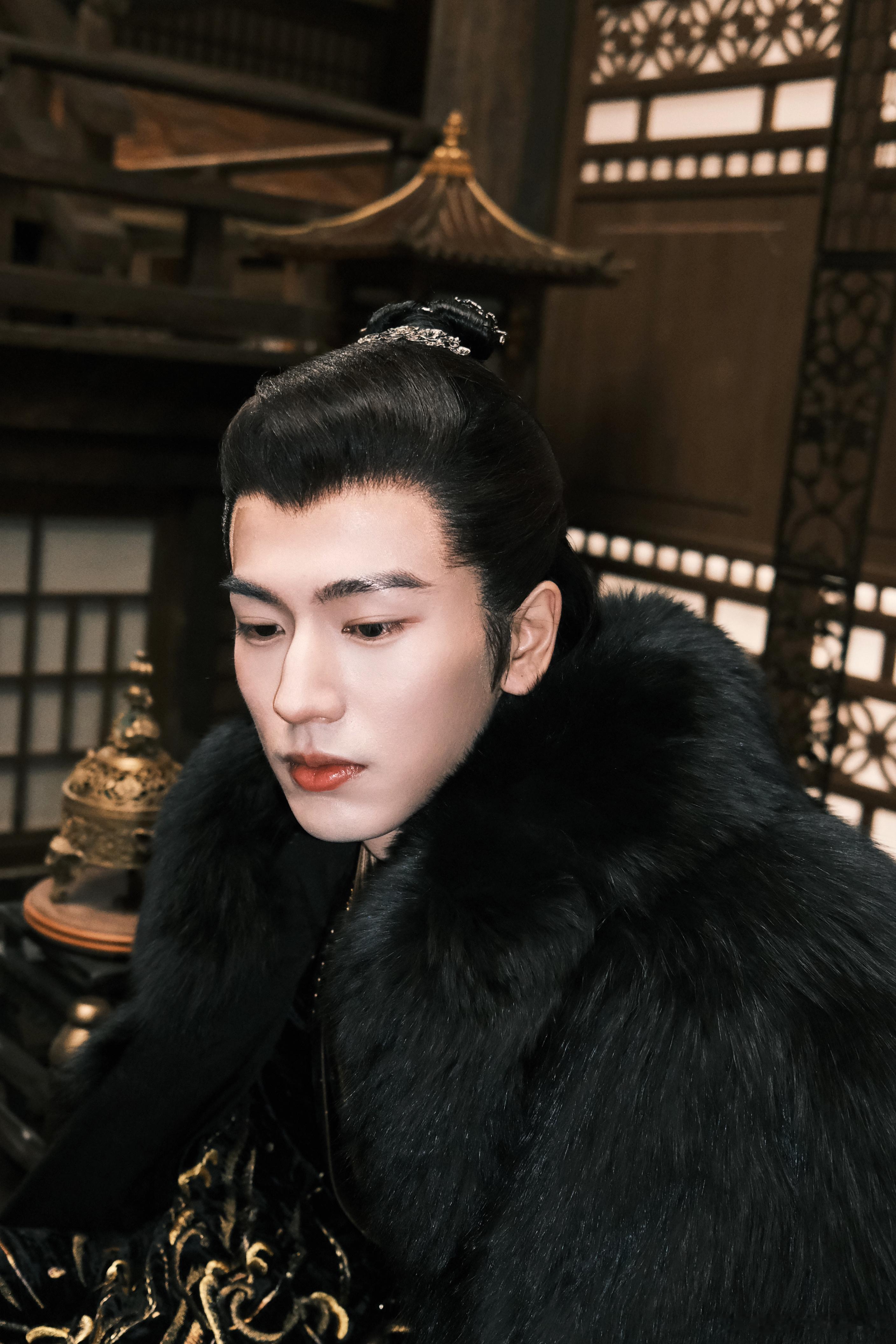 #虞书欣又给张凌赫拍照了##上官浅有的小羽怎么会没有# 还是要说虞书欣真的很会拍