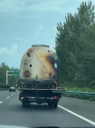 看来现在烤地瓜生意好啊，老板都用这么大的炉子了