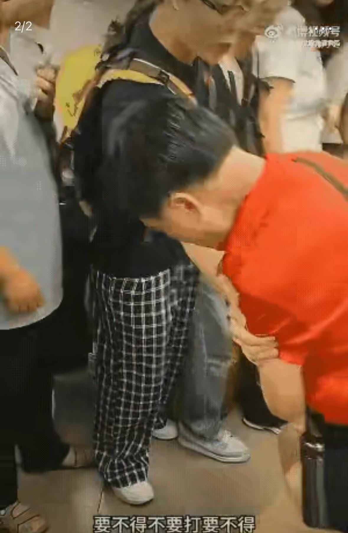 明眼人其实都能看出来，
红衣老人之所以在地铁上那么横。
不是脾气大,也不是想要座
