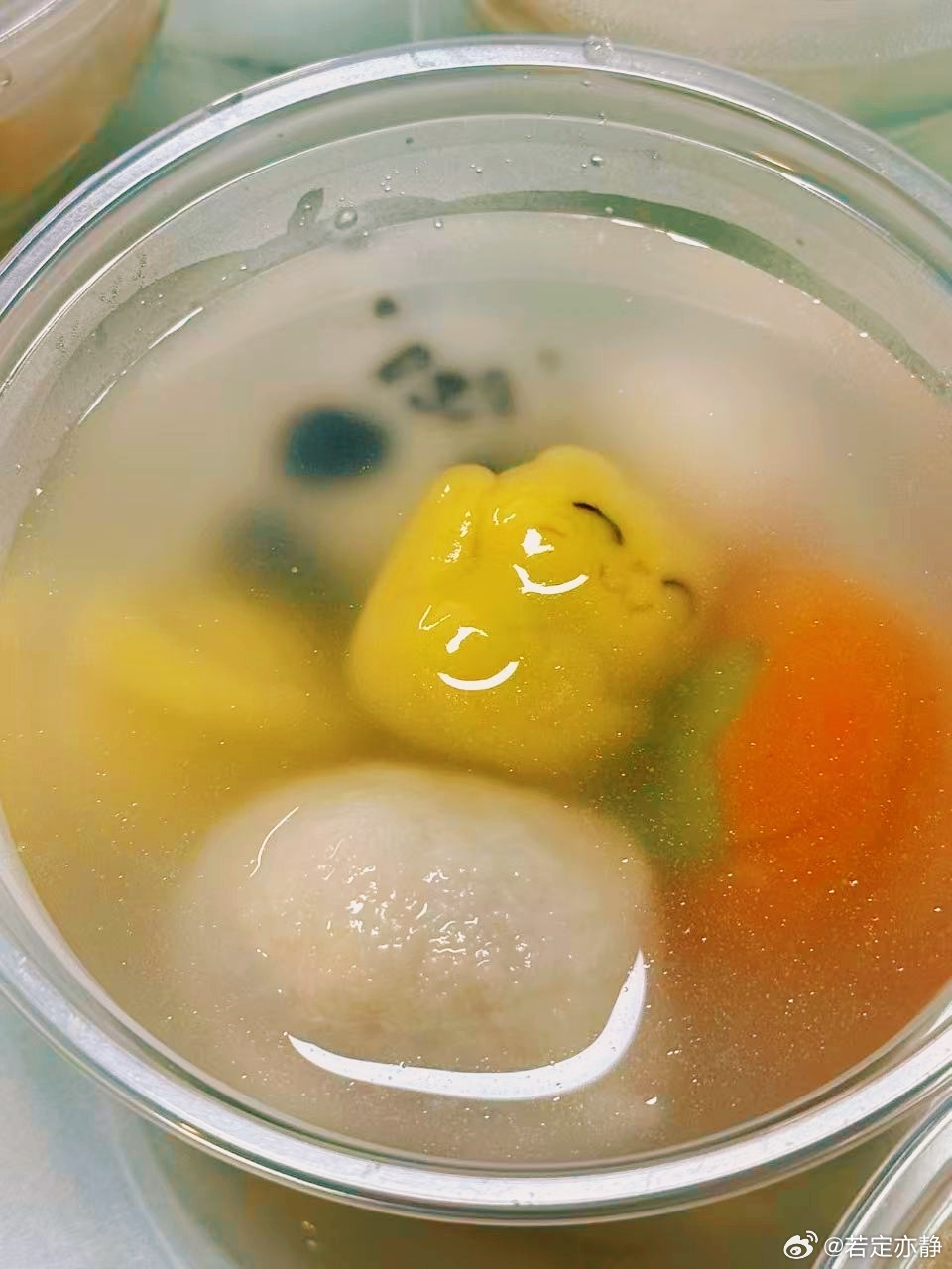 南方的元宵节吃汤圆，今天公司的下午茶给大家准备了汤圆，各种馅都有，仪式感满满