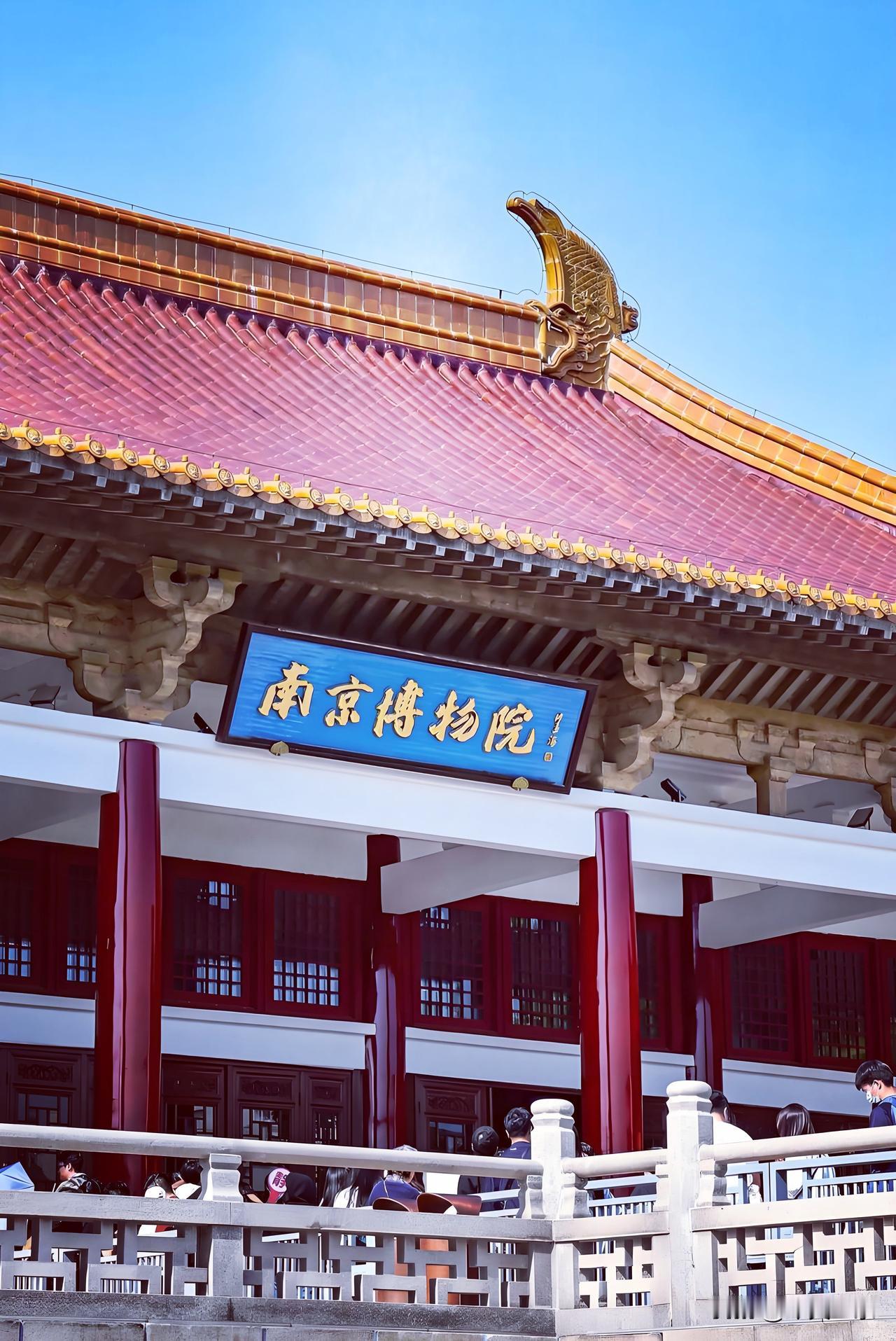 抗战期间，南迁的北京故宫博物院的文物中，目前仍有‌2221箱‌保存在南京博物院。