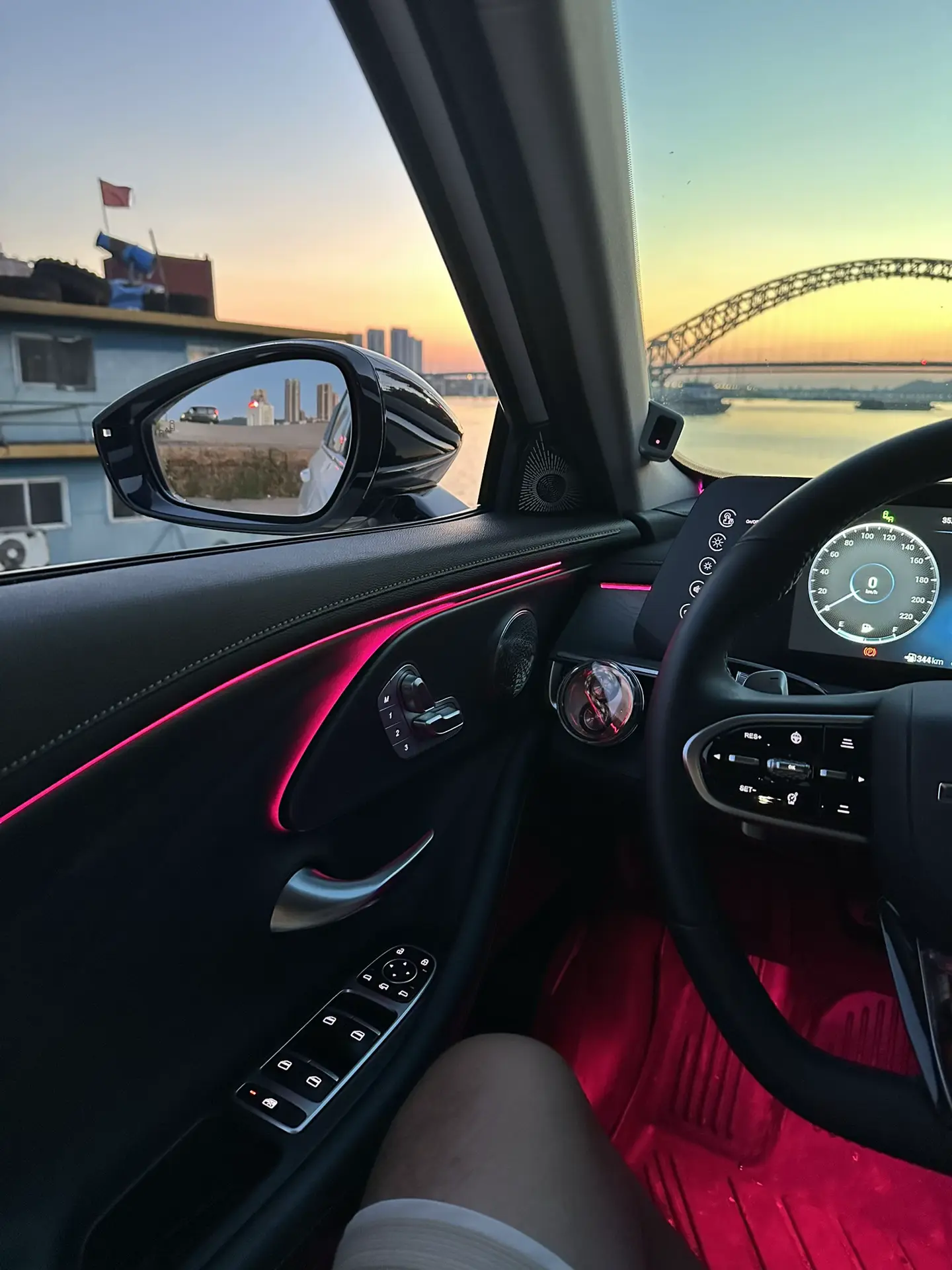 落地12万，爸妈给了10万，姐姐给了1万，弟弟给了1万，朋友用花呗加了...