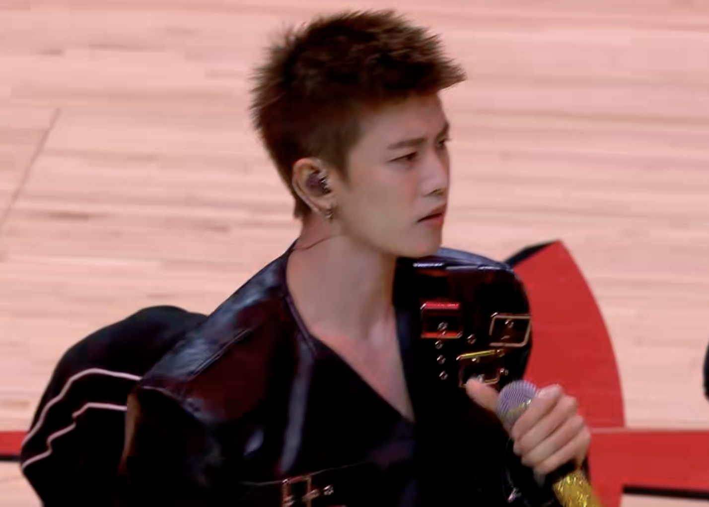 任嘉伦任嘉伦火箭主场表演嘉宾杜兰特任嘉伦互换礼物杜兰特想像任嘉伦一样帅 火箭中场