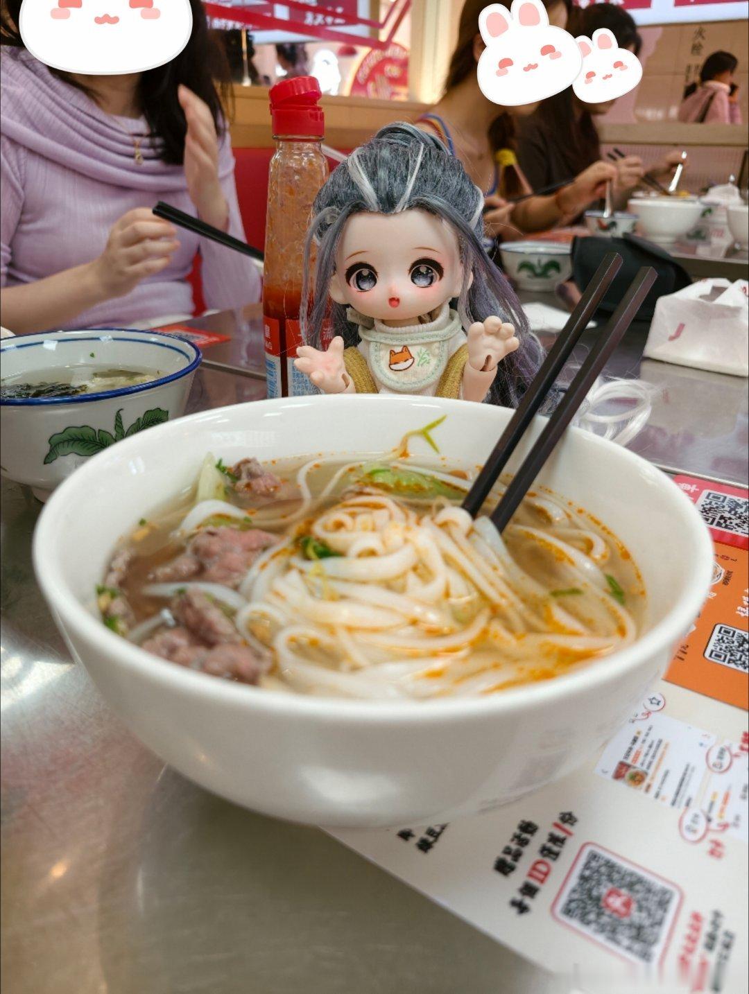 孩子在万汇城吃饭 