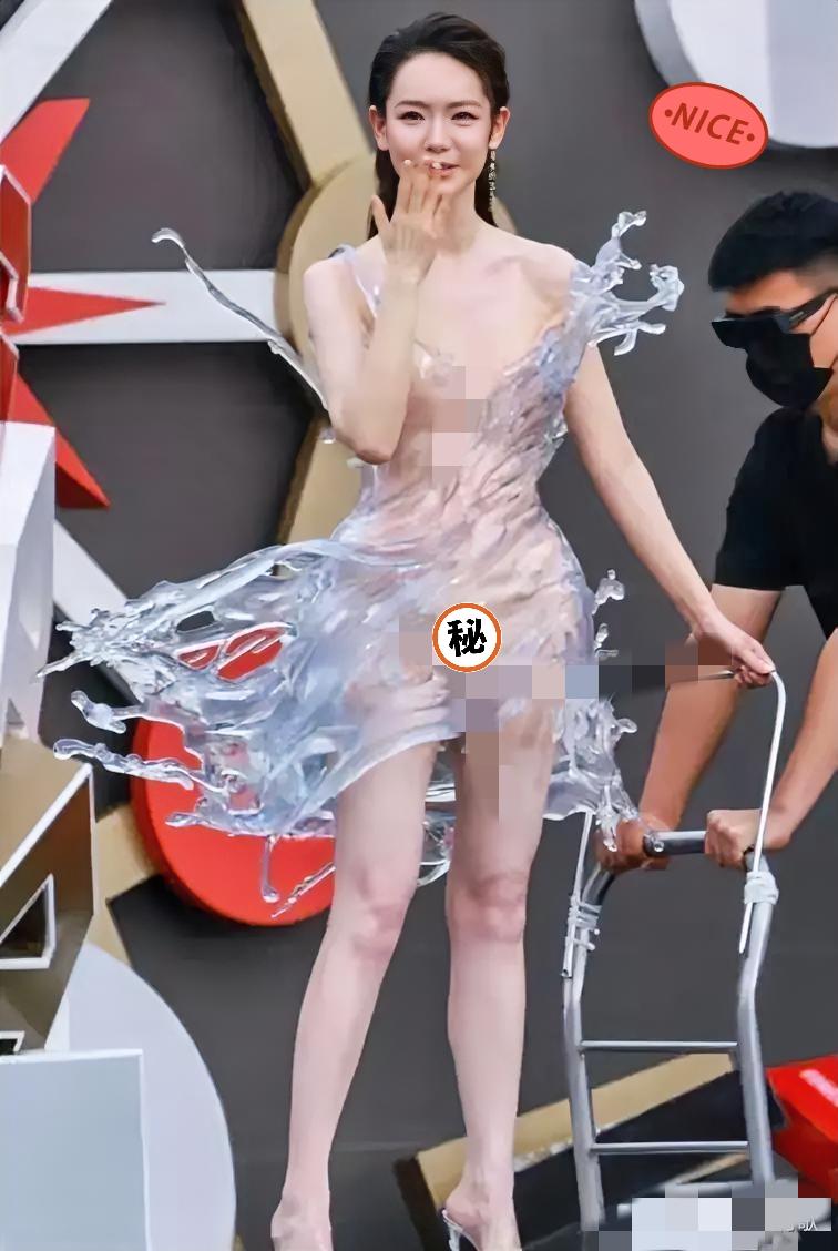 内娱确实不行了，衣服都越来越高清了。

戚薇这次芭莎之夜那条3D打印水花裙，16
