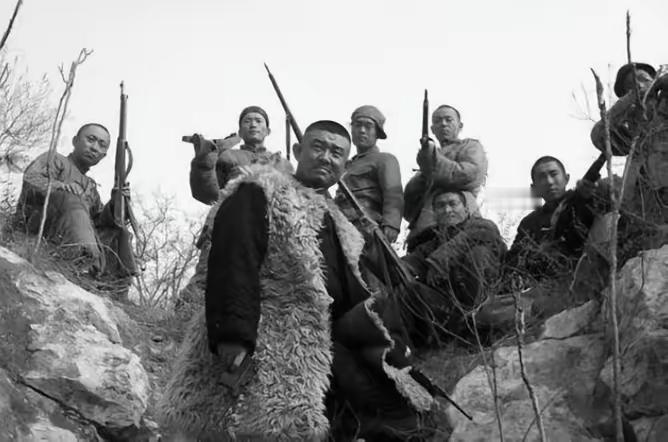 1938年，粟裕率500余人先遣队，宣传抗日，遇土匪拦路要比枪法，粟裕抬手一枪打