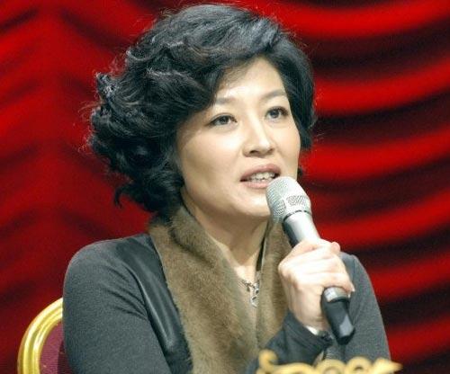 从央视名导到异国独居，哈文守寡7年，她的生活你绝对想不到。 
哈文和李咏的故事从