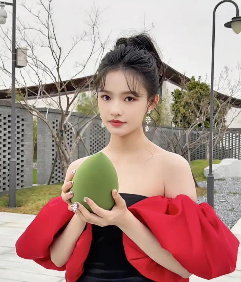 林允手上是啥呀！