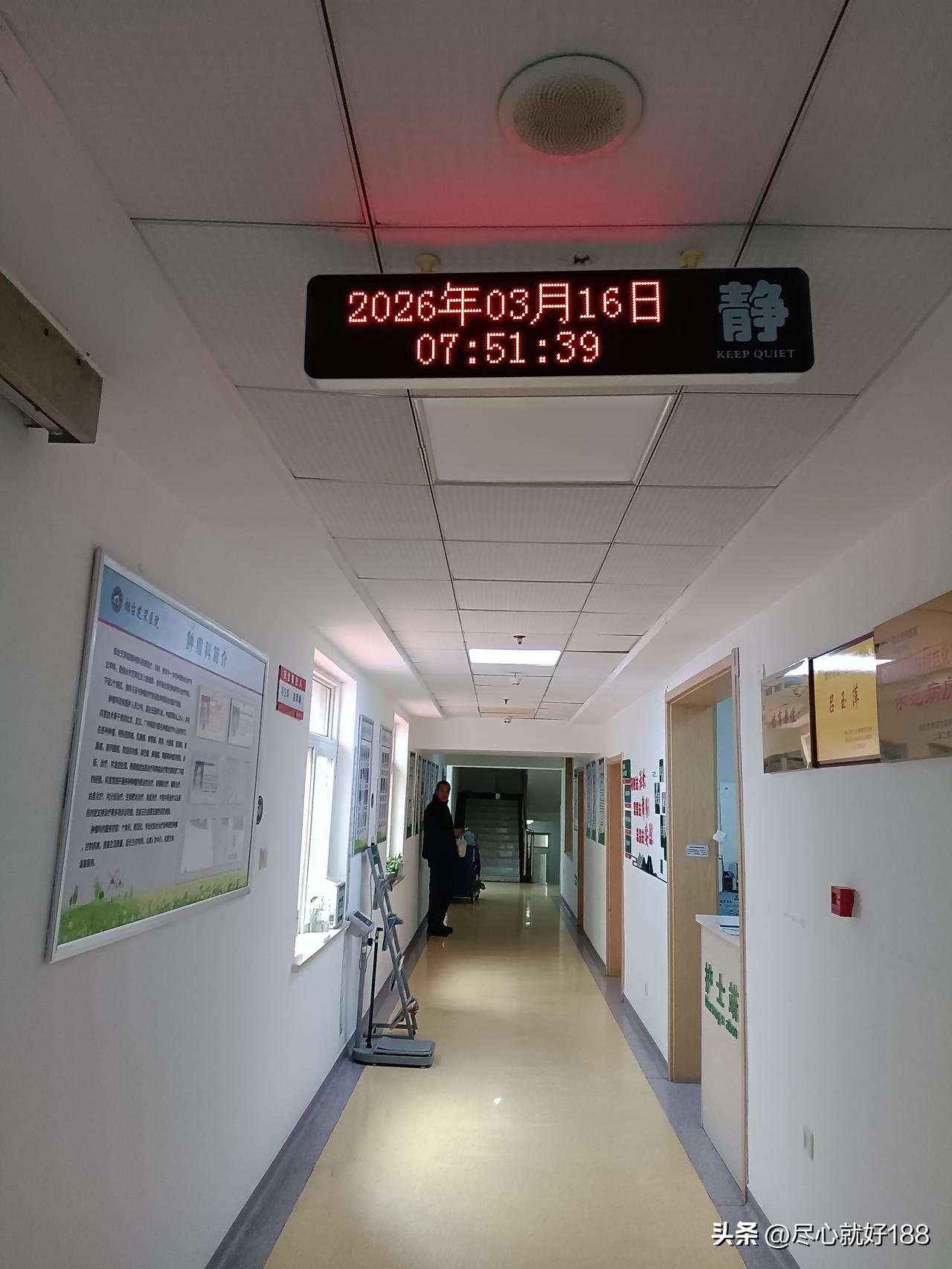 在我的坚持下，医生终于同意我出院回家，毕竟我需要照顾老妈，老妈过年前突然不能走路