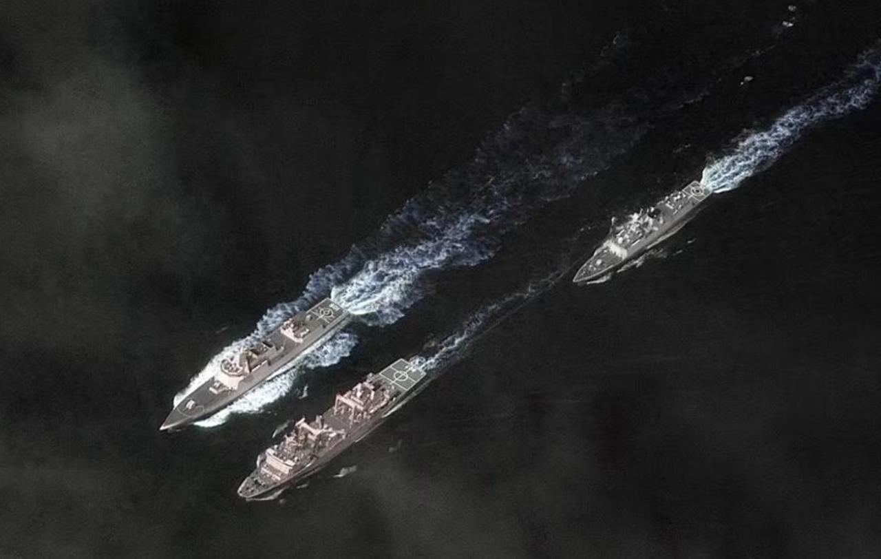 才刚 12 月初，中国海军一支不小的舰队突破第一岛链，航行至帕劳附近海域，澳大利