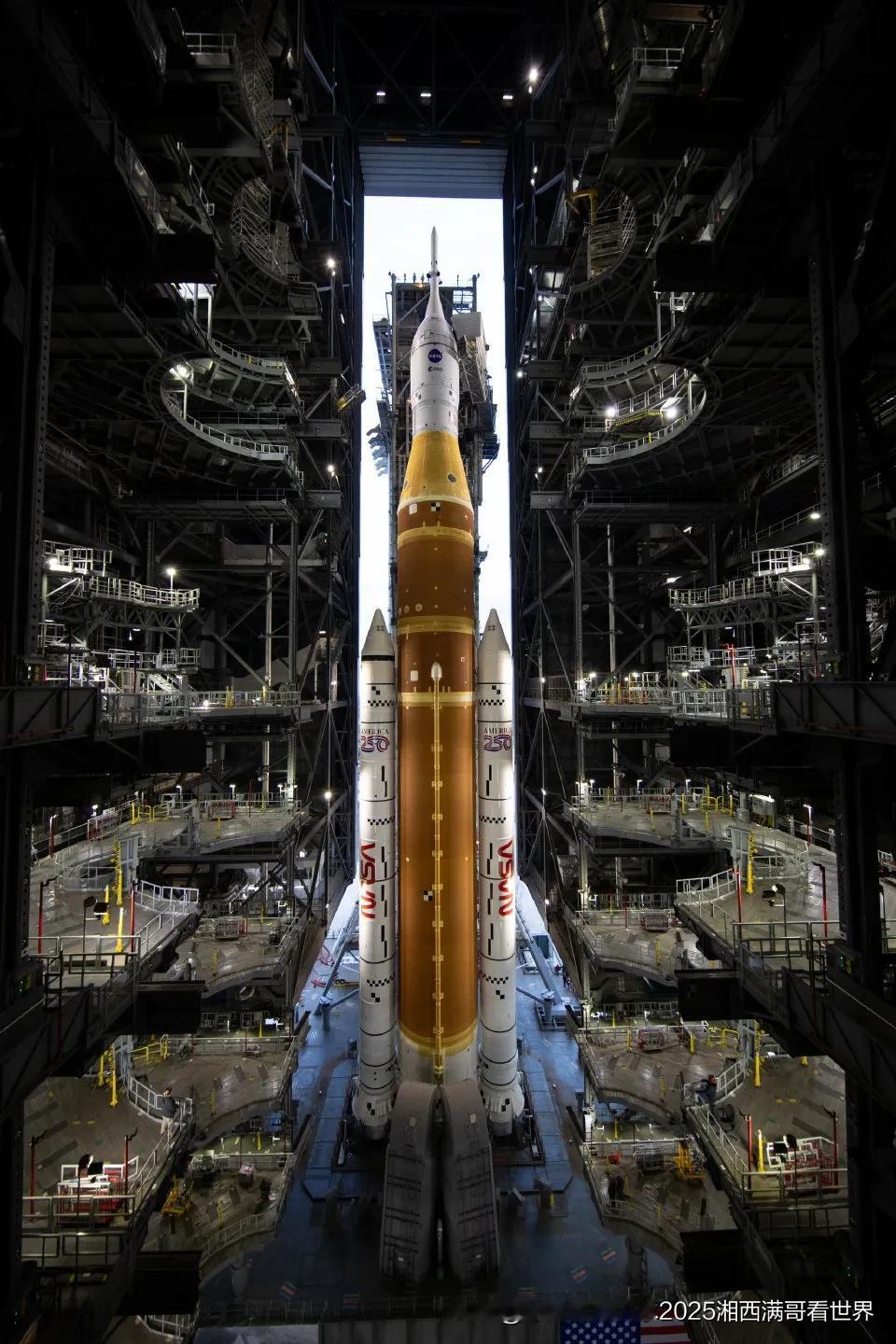 转发分享一组美国NASA的“阿尔忒弥斯2号”运载火箭在发射台蓄势待发的精彩靓图。