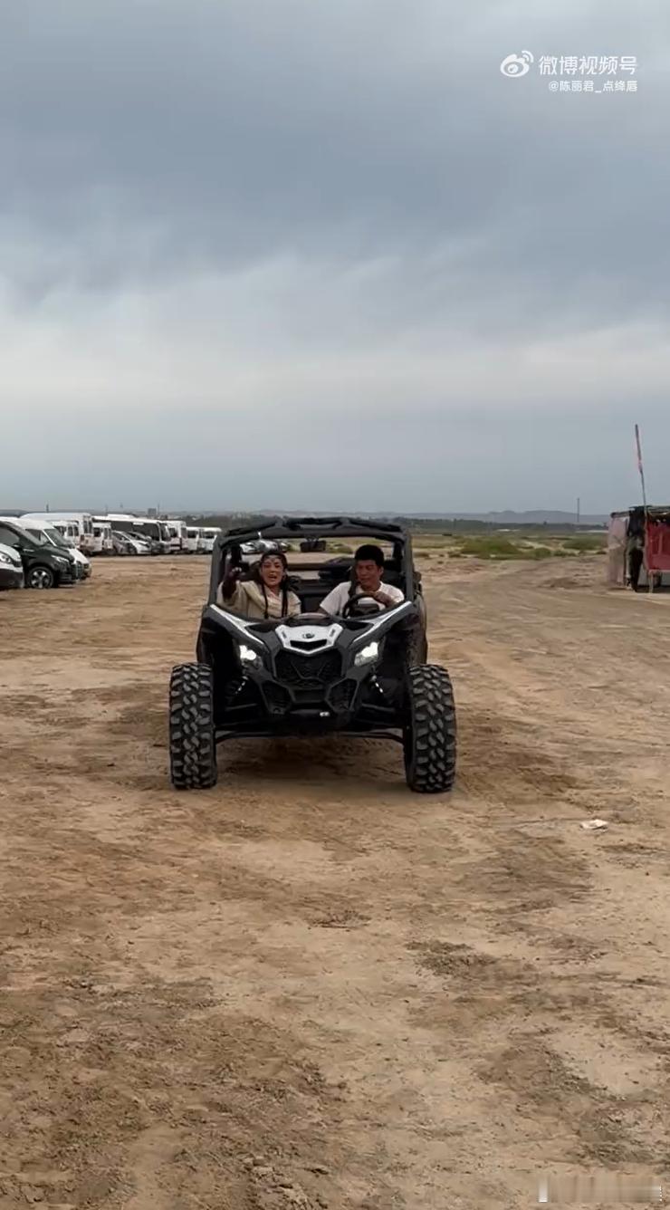 陈丽君阿育娅要坐越野车 陈丽君真的飒到我心巴上了🥹！阿育娅的刚硬、柔软与热血都