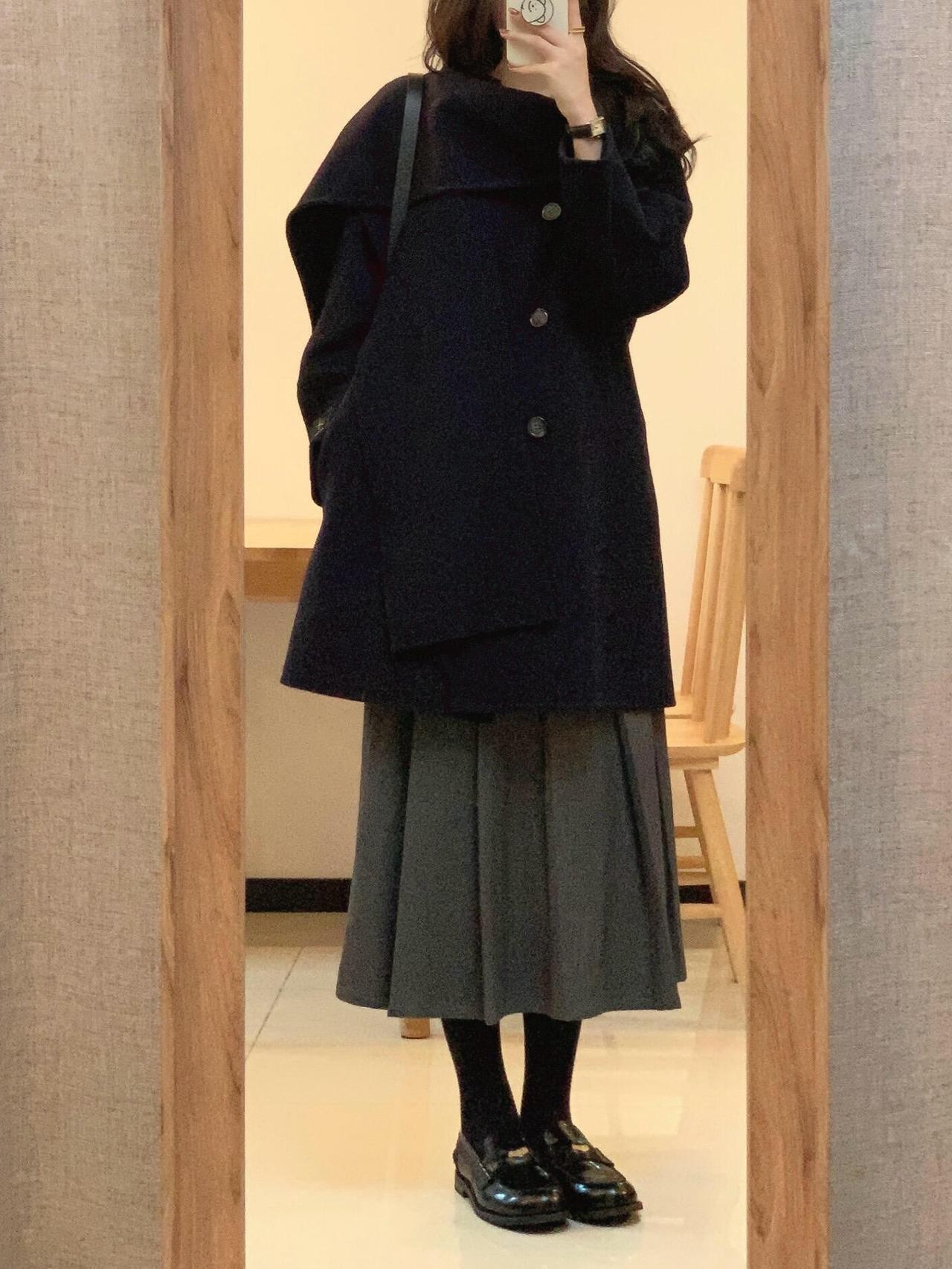 大衣配百褶裙，温柔又气质！
斗篷款大衣自带书卷氛围感，搭配深灰色长款百褶裙，层次