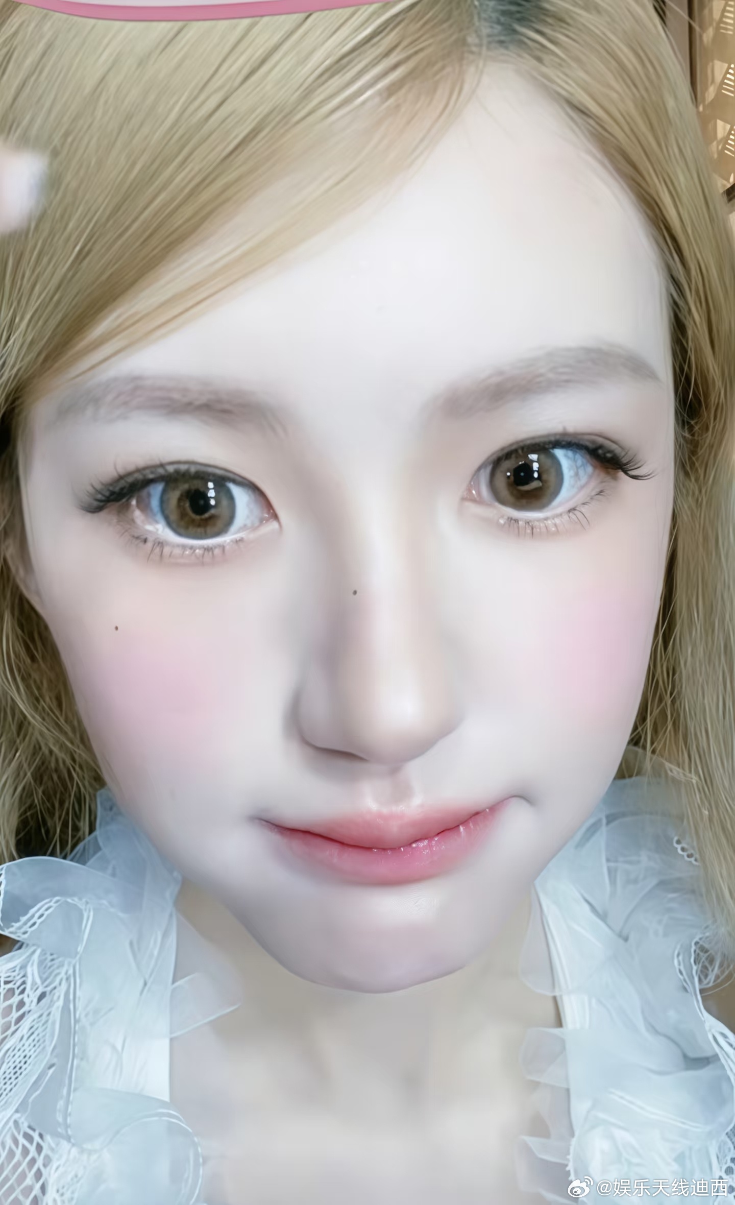 赵露思[超话]  🌹直播了，去看，今天好漂亮，是仙气飘飘的那种美[羞嗒嗒] ​