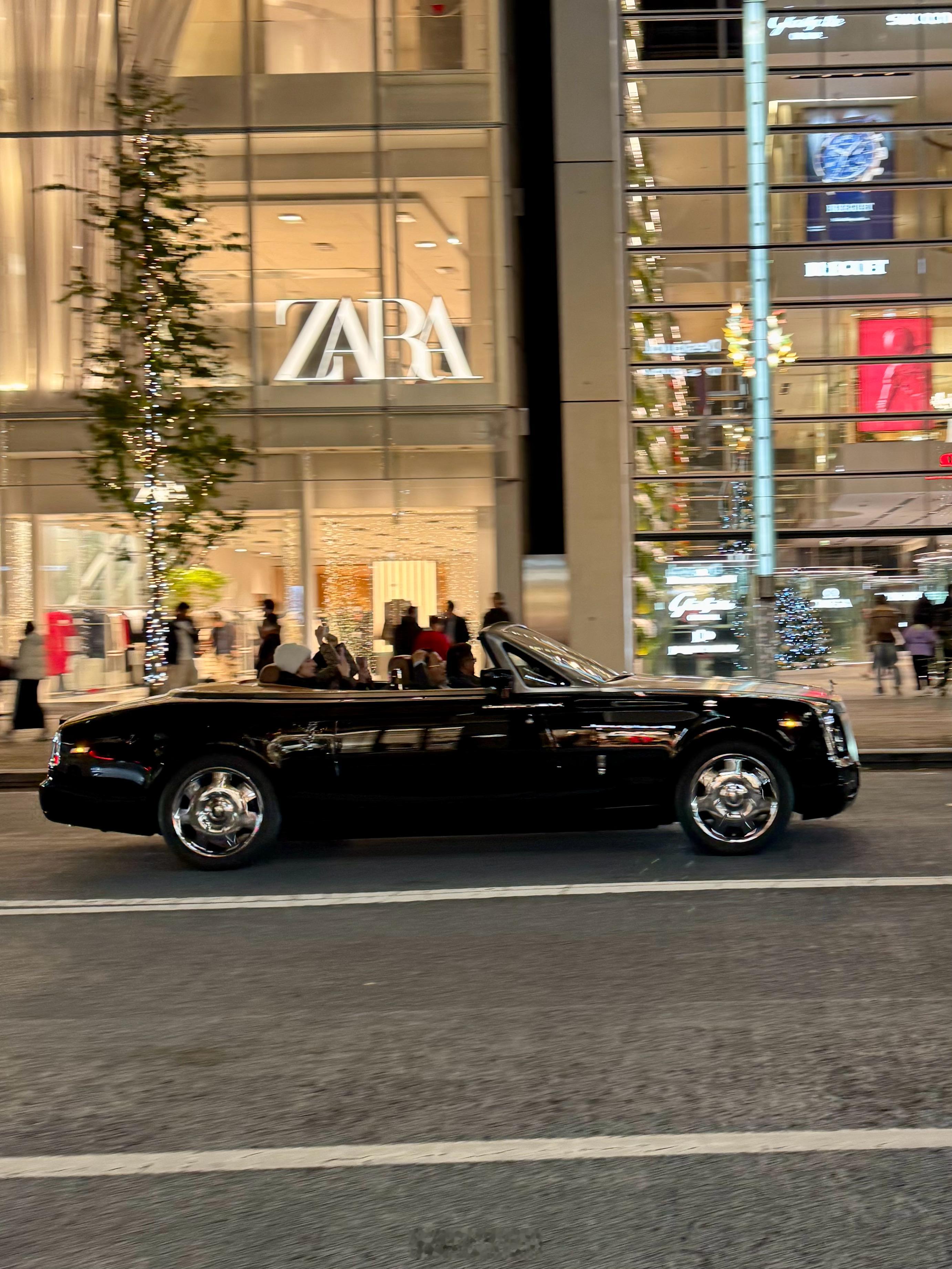 夜晚的银座真热闹，甚至还有最新雷尔法的出租车🚕9张图里5台英国车[二哈][二哈