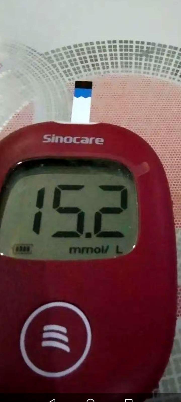看呆了，一口气干掉仨月饼的，竟然是我家这位16年老糖友。
今早空腹一测，15.2