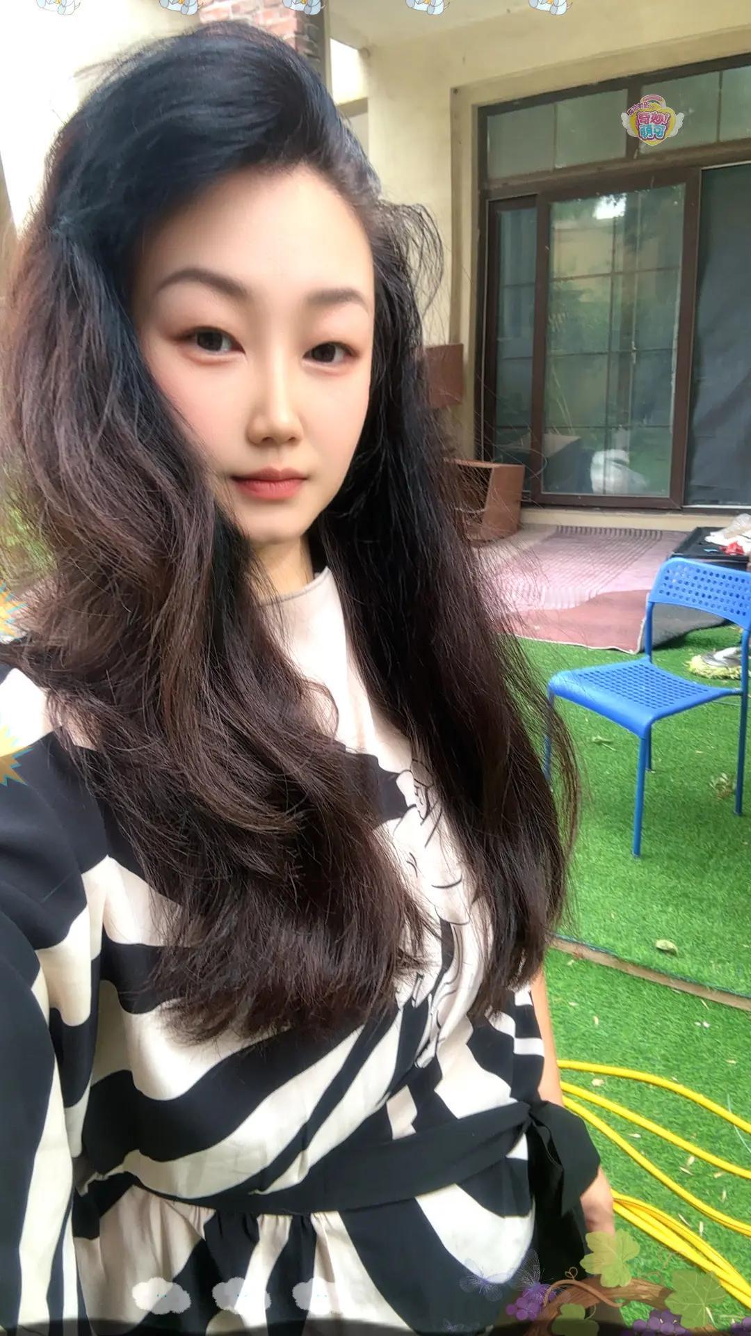 女人千万不要冲动买衣服，特别是像我这种控制不了自己体重的。去年买的夏装标签还没扯
