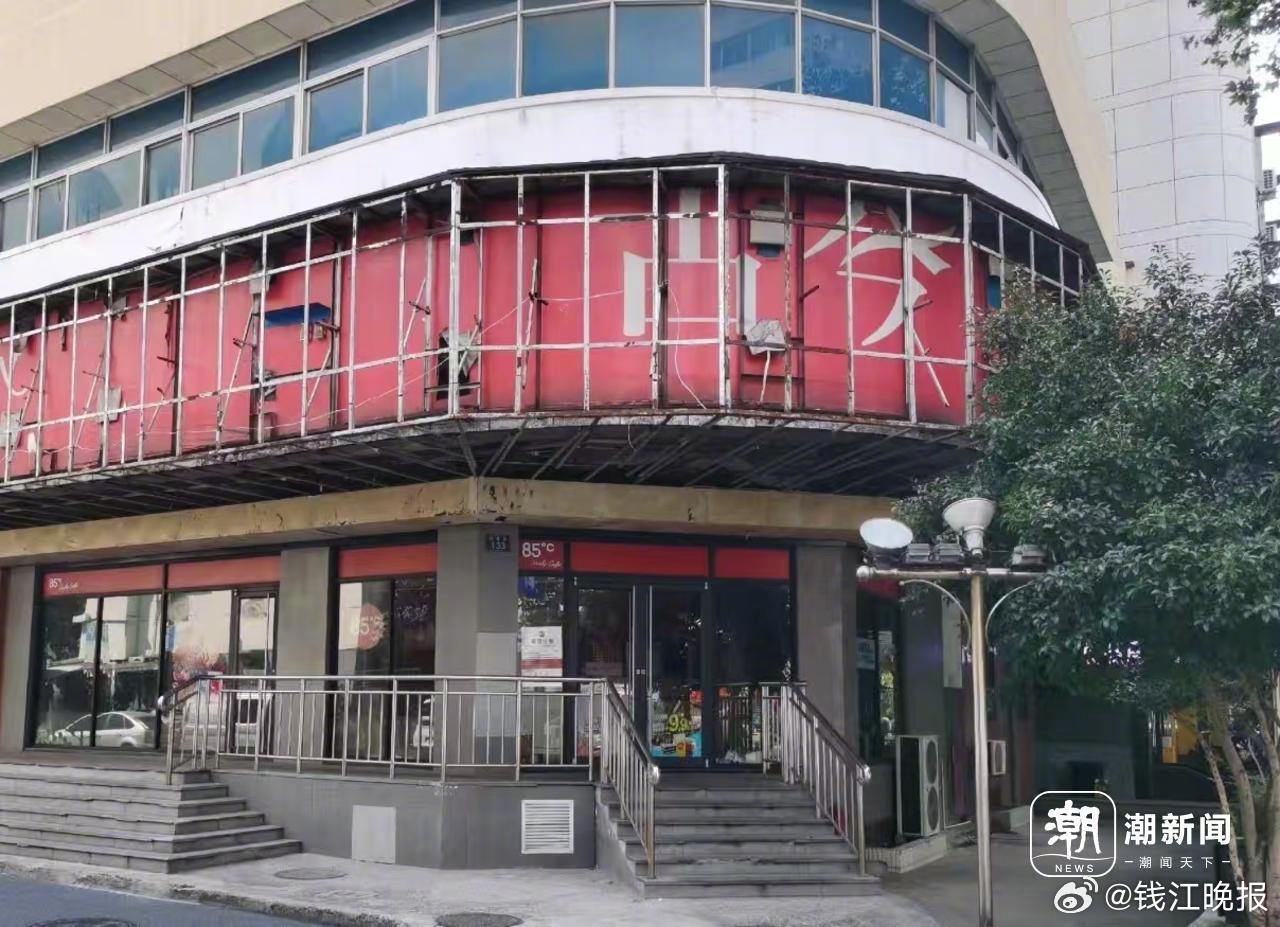 【#多家85度C面包店关门#】“本来路过想进来买点面包，怎么突然关门了，想着去滨