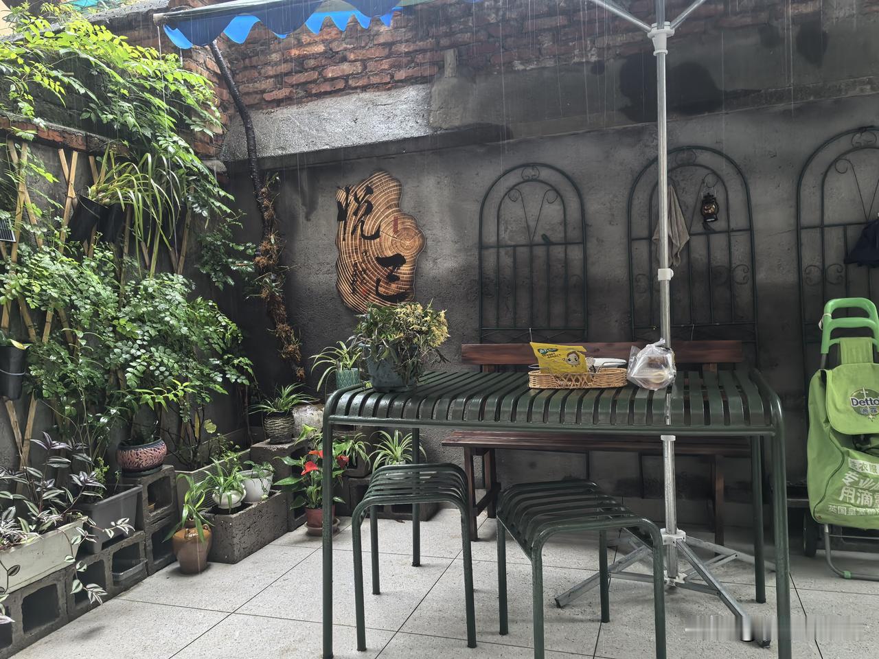 长沙的雨真行。
可以从早6时至晚6时，中间不停。厉害了。

所以今天一整天都在小