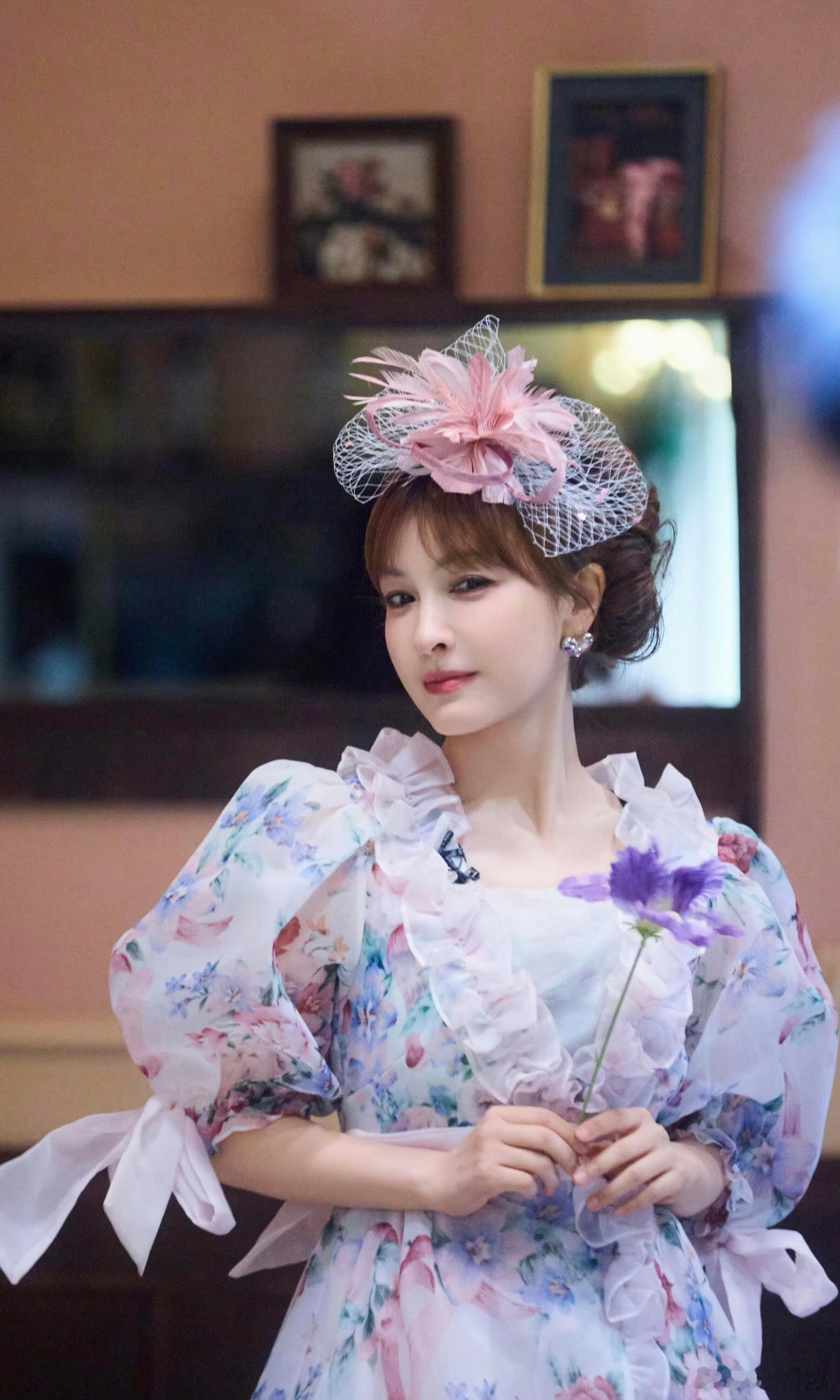 庄园大小姐来了！粉白碎花+网纱礼帽，吴昕这混血感绝了！气质沉淀下来，越来越有味道