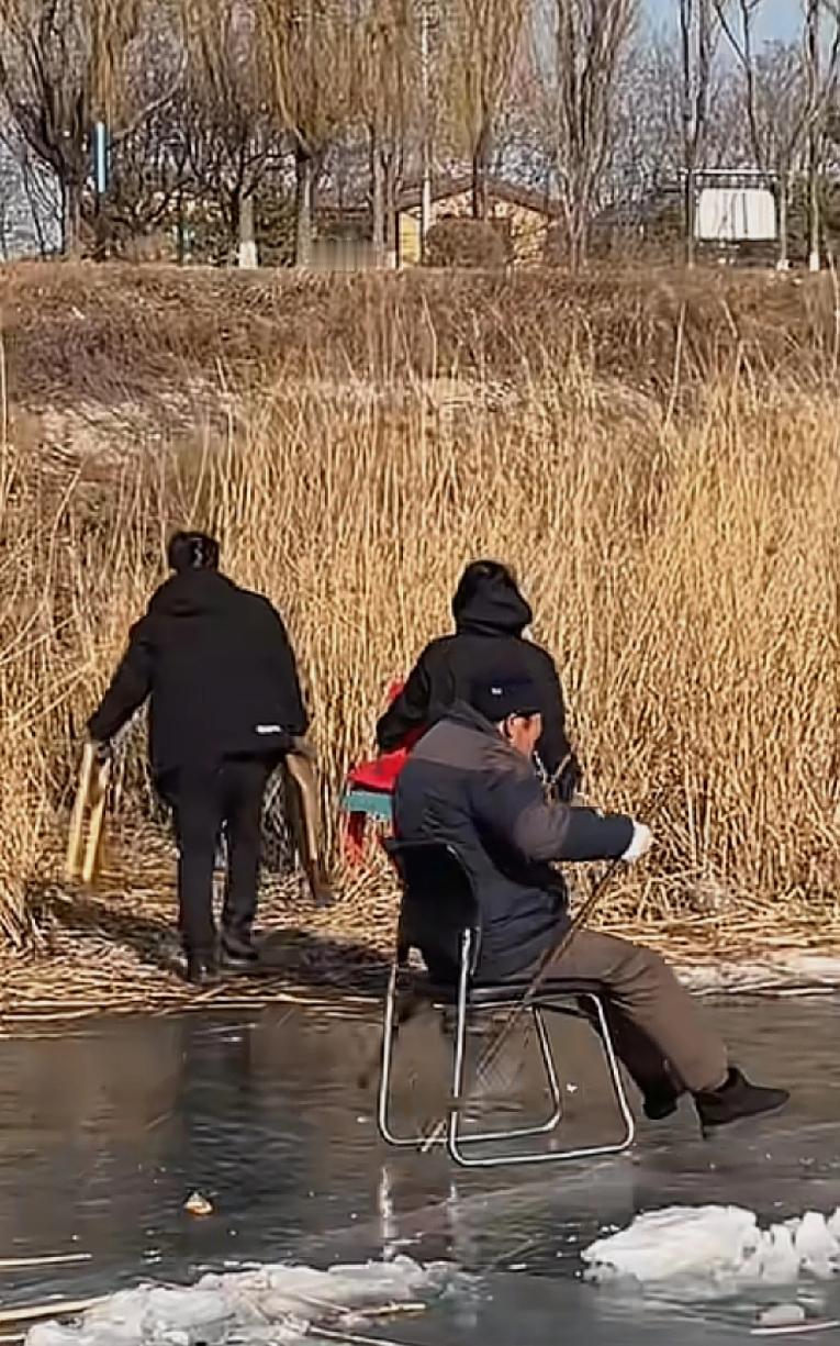 只要想玩儿，办法总比问题多
沈阳最近很多冰面都结了，厚厚的冰引来了很多人在冰上游