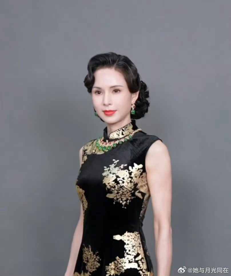 内娱抄烂女频文也写不出这种女主李若彤豪门掌权人形象亮眼，银发黑皮衣飙车、自在掌控